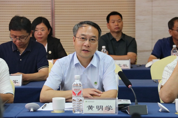 2.365英国上市官网在线党委书记黄明学主持座谈会_副本.jpg